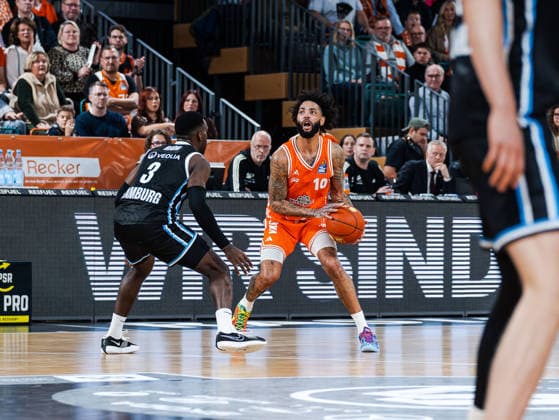 Tevin Brown (RASTA Vechta, 10) bereit zum Wurf. Osaro Rich Igbineweka (Veolia Towers Hamburg, 03) will blocken Rasta Vechta vs. Veolia Towers Hamburg, Basketball, easyCredit Basketball Bundesliga, 9. Spieltag, Saison 2025 2026, 07.12.2025 Rasta Vechta vs. Veolia Towers Hamburg, Basketball, easyCredit Basketball Bundesliga, 9. Spieltag, Saison 2025 2026, 07.12.2025 Vechta Copyright: xEibner-Pressefoto DamianxKruczynx EP_DKI