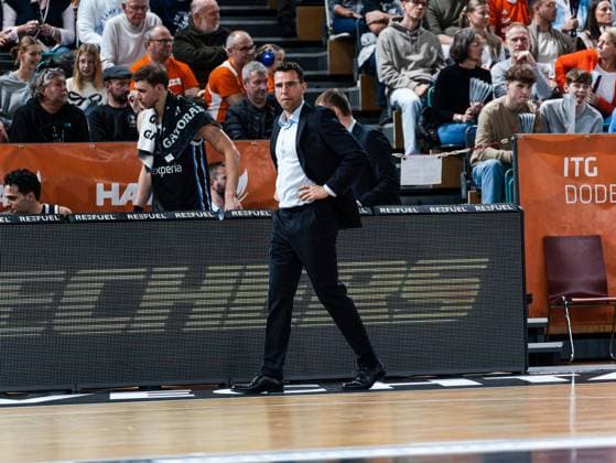 Benka Barloschky (Head Coach, Veolia Towers Hamburg) Rasta Vechta vs. Veolia Towers Hamburg, Basketball, easyCredit Basketball Bundesliga, 9. Spieltag, Saison 2025 2026, 07.12.2025 Rasta Vechta vs. Veolia Towers Hamburg, Basketball, easyCredit Basketball Bundesliga, 9. Spieltag, Saison 2025 2026, 07.12.2025 Vechta Copyright: xEibner-Pressefoto DamianxKruczynx EP_DKI