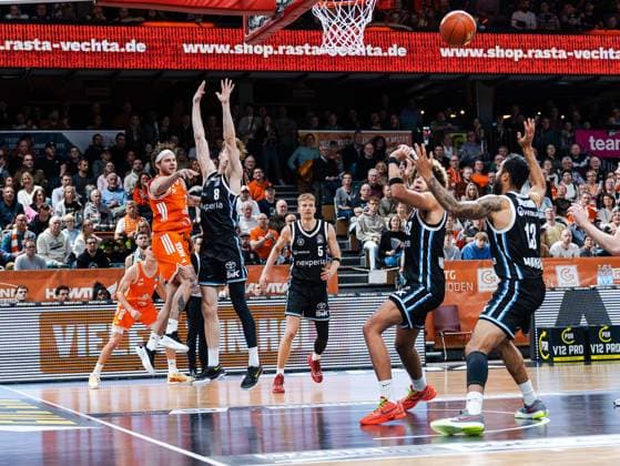 Booker Coplin (RASTA Vechta, 30) mit einem Pass. Jared Grey (Veolia Towers Hamburg, 08) und Martin Breunig (Veolia Towers Hamburg, 13) versuchen zu verteidigen Rasta Vechta vs. Veolia Towers Hamburg, Basketball, easyCredit Basketball Bundesliga, 9. Spieltag, Saison 2025 2026, 07.12.2025 Rasta Vechta vs. Veolia Towers Hamburg, Basketball, easyCredit Basketball Bundesliga, 9. Spieltag, Saison 2025 2026, 07.12.2025 Vechta Copyright: xEibner-Pressefoto DamianxKruczynx EP_DKI