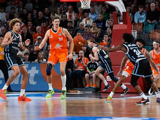 Ross Williams (Veolia Towers Hamburg, 34) mit einem Pass zu Zacharie Perrin (Veolia Towers Hamburg, 52). Tibor Pleiss (RASTA Vechta, 22) in der Verteidigung Rasta Vechta vs. Veolia Towers Hamburg, Basketball, easyCredit Basketball Bundesliga, 9. Spieltag, Saison 2025 2026, 07.12.2025 Rasta Vechta vs. Veolia Towers Hamburg, Basketball, easyCredit Basketball Bundesliga, 9. Spieltag, Saison 2025 2026, 07.12.2025 Vechta Copyright: xEibner-Pressefoto DamianxKruczynx EP_DKI