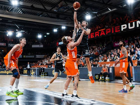 Niklas Wimberg (Veolia Towers Hamburg, 17) mit einem Wurf zum Korb. Booker Coplin (RASTA Vechta, 30) will verteidigen Rasta Vechta vs. Veolia Towers Hamburg, Basketball, easyCredit Basketball Bundesliga, 9. Spieltag, Saison 2025 2026, 07.12.2025 Rasta Vechta vs. Veolia Towers Hamburg, Basketball, easyCredit Basketball Bundesliga, 9. Spieltag, Saison 2025 2026, 07.12.2025 Vechta Copyright: xEibner-Pressefoto DamianxKruczynx EP_DKI