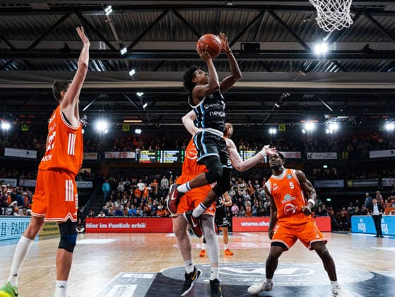 Ross Williams (Veolia Towers Hamburg, 34) mit einem Dunk zum Korb Rasta Vechta vs. Veolia Towers Hamburg, Basketball, easyCredit Basketball Bundesliga, 9. Spieltag, Saison 2025 2026, 07.12.2025 Rasta Vechta vs. Veolia Towers Hamburg, Basketball, easyCredit Basketball Bundesliga, 9. Spieltag, Saison 2025 2026, 07.12.2025 Vechta Copyright: xEibner-Pressefoto DamianxKruczynx EP_DKI