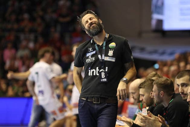 07.12.2025, xgox, Handball - Daikin HBL SC Magdeburg - FRISCH AUF! Göppingen emspor, v.l. Bennet Wiegert (Magdeburg, Trainer) enttaeuscht, schaut enttaeuscht, niedergeschlagen, disappointed Magdeburg
