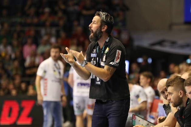 07.12.2025, xgox, Handball - Daikin HBL SC Magdeburg - FRISCH AUF! Göppingen emspor, v.l. Bennet Wiegert (Magdeburg, Trainer) gibt Anweisungen, gestikuliert mit den Armen, gesticulate, gives instructions Magdeburg