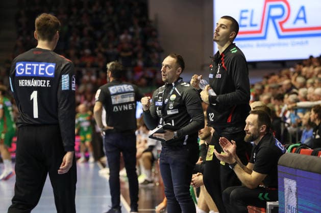 07.12.2025, xgox, Handball - Daikin HBL SC Magdeburg - FRISCH AUF! Göppingen emspor, v.l. Sergey Hernandez Ferrer (Magdeburg, 1) , Dino Spiranec (Magdeburg, Torwarttrainer), Matej Mandic (Magdeburg, 12) Magdeburg