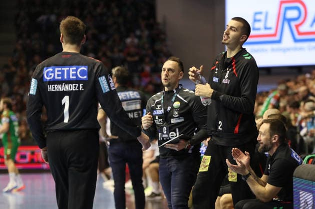 07.12.2025, xgox, Handball - Daikin HBL SC Magdeburg - FRISCH AUF! Göppingen emspor, v.l. Sergey Hernandez Ferrer (Magdeburg, 1) , Dino Spiranec (Magdeburg, Torwarttrainer), Matej Mandic (Magdeburg, 12) Magdeburg