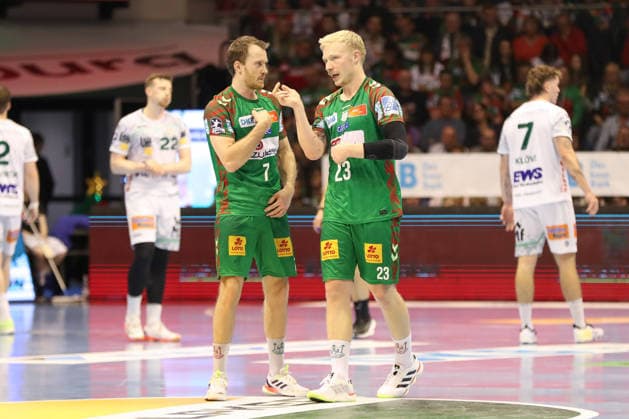 07.12.2025, xgox, Handball - Daikin HBL SC Magdeburg - FRISCH AUF! Göppingen emspor, v.l. Felix Claar (Magdeburg, 7), Magnus Saugstrup (Magdeburg, 23) im Gespräch Magdeburg