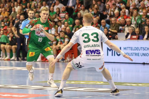 07.12.2025, xgox, Handball - Daikin HBL SC Magdeburg - FRISCH AUF! Göppingen emspor, v.l. Gisli Thorgeir Kristjansson (Magdeburg, 10), Ymir Oern Gislason (Goeppingen, 33) Zweikampf, Duell, Kampf, tackle Magdeburg