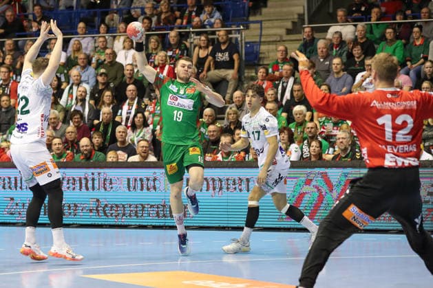 07.12.2025, xgox, Handball - Daikin HBL SC Magdeburg - FRISCH AUF! Göppingen emspor, v.l. Elvar Oern Jonsson (Magdeburg, 19) wirft Tor, Torschuetze, erzielt Tor, Treffer, scores the goal Magdeburg
