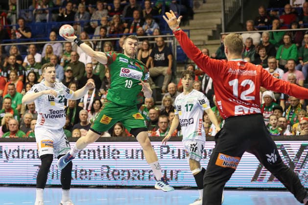 07.12.2025, xgox, Handball - Daikin HBL SC Magdeburg - FRISCH AUF! Göppingen emspor, v.l. Elvar Oern Jonsson (Magdeburg, 19) wirft Tor, Torschuetze, erzielt Tor, Treffer, scores the goal Magdeburg