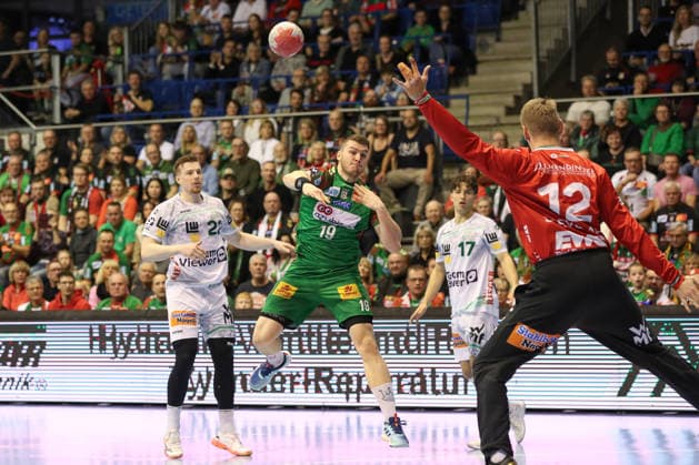 07.12.2025, xgox, Handball - Daikin HBL SC Magdeburg - FRISCH AUF! Göppingen emspor, v.l. Elvar Oern Jonsson (Magdeburg, 19) wirft Tor, Torschuetze, erzielt Tor, Treffer, scores the goal Magdeburg