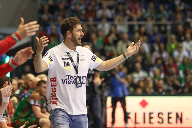 07.12.2025, xgox, Handball - Daikin HBL SC Magdeburg - FRISCH AUF! Göppingen emspor, v.l. Ben Matschke (Goeppingen, Trainer) gibt Anweisungen, gestikuliert mit den Armen, gesticulate, gives instructions Magdeburg