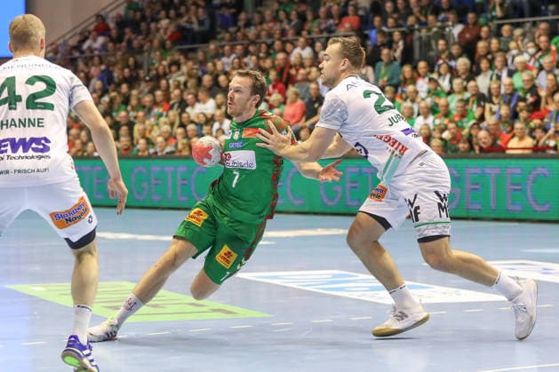 07.12.2025, xgox, Handball - Daikin HBL SC Magdeburg - FRISCH AUF! Göppingen emspor, v.l. Felix Claar (Magdeburg, 7) , Ludwvig Jurmala (Goeppingen, 25) Zweikampf, Duell, Kampf, tackle Magdeburg
