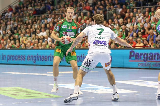 07.12.2025, xgox, Handball - Daikin HBL SC Magdeburg - FRISCH AUF! Göppingen emspor, v.l. Felix Claar (Magdeburg, 7), Victor Kloeve (Goeppingen, 7) Zweikampf, Duell, Kampf, tackle Magdeburg