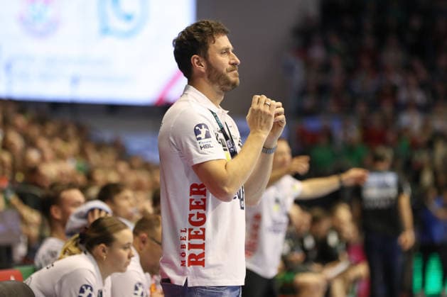 07.12.2025, xgox, Handball - Daikin HBL SC Magdeburg - FRISCH AUF! Göppingen emspor, v.l. Ben Matschke (Goeppingen, Trainer) enttaeuscht, schaut enttaeuscht, niedergeschlagen, disappointed Magdeburg