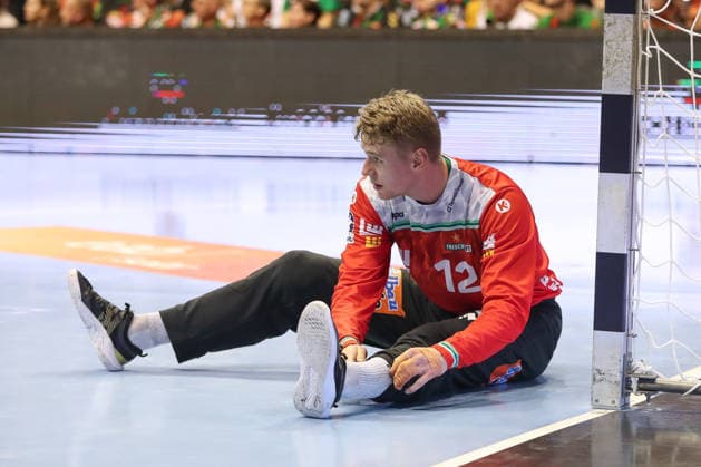 07.12.2025, xgox, Handball - Daikin HBL SC Magdeburg - FRISCH AUF! Göppingen emspor, v.l. Kristian Saeveras (Goeppingen, 12) enttaeuscht, schaut enttaeuscht, niedergeschlagen, disappointed Magdeburg