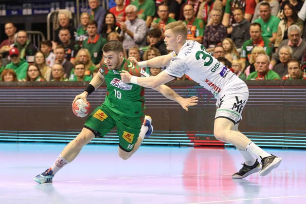 07.12.2025, xgox, Handball - Daikin HBL SC Magdeburg - FRISCH AUF! Göppingen emspor, v.l. Elvar Oern Jonsson (Magdeburg, 19), Ymir Oern Gislason (Goeppingen, 33) Zweikampf, Duell, Kampf, tackle Magdeburg