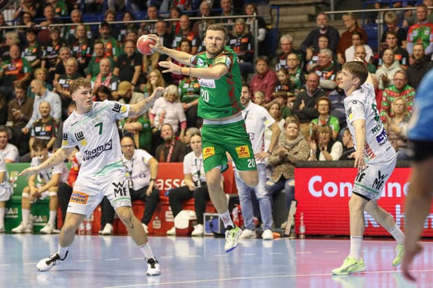 07.12.2025, xgox, Handball - Daikin HBL SC Magdeburg - FRISCH AUF! Göppingen emspor, v.l. Victor Kloeve (Goeppingen, 7), Philipp Weber (Magdeburg, 20), Oskar Neudeck (Goeppingen, 2) Zweikampf, Duell, Kampf, tackle Magdeburg