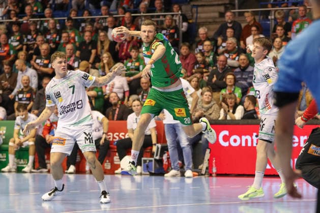 07.12.2025, xgox, Handball - Daikin HBL SC Magdeburg - FRISCH AUF! Göppingen emspor, v.l. Victor Kloeve (Goeppingen, 7), Philipp Weber (Magdeburg, 20), Oskar Neudeck (Goeppingen, 2) Zweikampf, Duell, Kampf, tackle Magdeburg