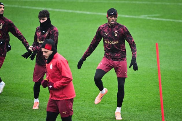 Training session of Galatasaray in Istanbul ahead of UEFA Champions League match ISTANBUL, TURKIYE - DECEMBER 08: Victor Osimhen (R) attends a training session of Galatasaray in Kemerburgaz Metin Oktay Facilities, Istanbul on December 08, 2025, ahead of UEFA Champions League football match against Monaco. Cem Tekkesinoglu Anadolu Istanbul Turkey. Editorial use only. Please get in touch for any other usage.  Copyright: x2025xAnadoluxCemxTekkesinoglux