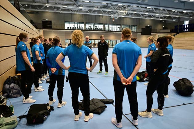 Handball I Frauen I Saison 2025-2026 I 1. HBF I Buxtehuder SV I Trainervorstellung I 08.12.2025 Vorstellung des neuen Trainers beim Buxtehuder SV, Team Buxtehude: Cheftrainer Nicolaj Andersson, Nicolaj Bredekjaer Andersson, Name: Andersson, Nicolaj Bredekjaer, Alter: 37, Nationalität: Dänemark, Däne Hier zu sehen: Die Mannschaft hört dem neuen Trainer zu Buxtehude Halle Nord Niedersachsen Deutschland Copyright: xLobeca FelixxSchlikisx