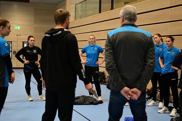 Handball I Frauen I Saison 2025-2026 I 1. HBF I Buxtehuder SV I Trainervorstellung I 08.12.2025 Vorstellung des neuen Trainers beim Buxtehuder SV, Team Buxtehude: Cheftrainer Nicolaj Andersson, Nicolaj Bredekjaer Andersson, Name: Andersson, Nicolaj Bredekjaer, Alter: 37, Nationalität: Dänemark, Däne Hier zu sehen: Aida Mittag in der Mitte hört zu Buxtehude Halle Nord Niedersachsen Deutschland Copyright: xLobeca FelixxSchlikisx