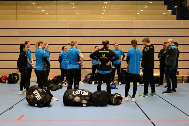 Handball I Frauen I Saison 2025-2026 I 1. HBF I Buxtehuder SV I Trainervorstellung I 08.12.2025 Vorstellung des neuen Trainers beim Buxtehuder SV, Team Buxtehude: Cheftrainer Nicolaj Andersson, Nicolaj Bredekjaer Andersson, Name: Andersson, Nicolaj Bredekjaer, Alter: 37, Nationalität: Dänemark, Däne Hier zu sehen: Buxtehuder Sportverein Frauen hören dem neuen Trainer zu Buxtehude Halle Nord Niedersachsen Deutschland Copyright: xLobeca FelixxSchlikisx