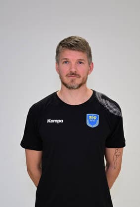 Handball I Frauen I Saison 2025-2026 I 1. HBF I Buxtehuder SV I Trainervorstellung I 08.12.2025 Vorstellung des neuen Trainers beim Buxtehuder SV, Team Buxtehude: Cheftrainer Nicolaj Andersson, Nicolaj Bredekjaer Andersson, Name: Andersson, Nicolaj Bredekjaer, Alter: 37, Nationalität: Dänemark, Däne Hier zu sehen: Einzelfoto, Freisteller, Einzelbild, Cut-out, isoliertes Motiv, Sportaufnahme, Nahaufnahme, freigestellt, freigestellte Aufnahme, Aufnahme, Einzeln: Nicolaj Bredekjaer Andersson (Buxtehuder Sportverein) Buxtehude Halle Nord Niedersachsen Deutschland Copyright: xLobeca FelixxSchlikisx
