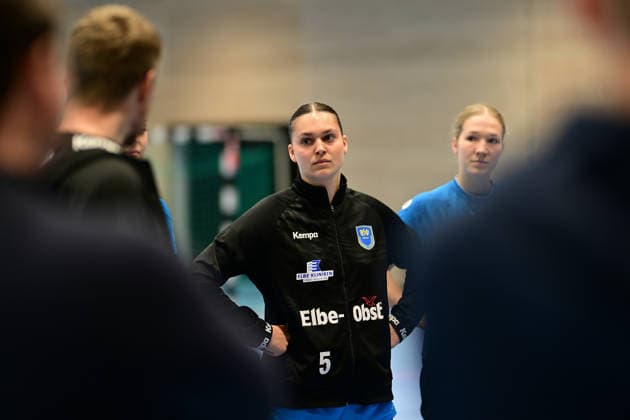 Handball I Frauen I Saison 2025-2026 I 1. HBF I Buxtehuder SV I Trainervorstellung I 08.12.2025 Vorstellung des neuen Trainers beim Buxtehuder SV, Team Buxtehude: Cheftrainer Nicolaj Andersson, Nicolaj Bredekjaer Andersson, Name: Andersson, Nicolaj Bredekjaer, Alter: 37, Nationalität: Dänemark, Däne Hier zu sehen: Maj Nielsen (5, Buxtehuder Sportverein) Buxtehude Halle Nord Niedersachsen Deutschland Copyright: xLobeca FelixxSchlikisx