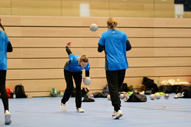 Handball I Frauen I Saison 2025-2026 I 1. HBF I Buxtehuder SV I Trainervorstellung I 08.12.2025 Vorstellung des neuen Trainers beim Buxtehuder SV, Team Buxtehude: Cheftrainer Nicolaj Andersson, Nicolaj Bredekjaer Andersson, Name: Andersson, Nicolaj Bredekjaer, Alter: 37, Nationalität: Dänemark, Däne Hier zu sehen: Annie Linder (20, Buxtehuder Sportverein) Oliwia Kaminska (12, Buxtehuder Sportverein) Buxtehude Halle Nord Niedersachsen Deutschland Copyright: xLobeca FelixxSchlikisx