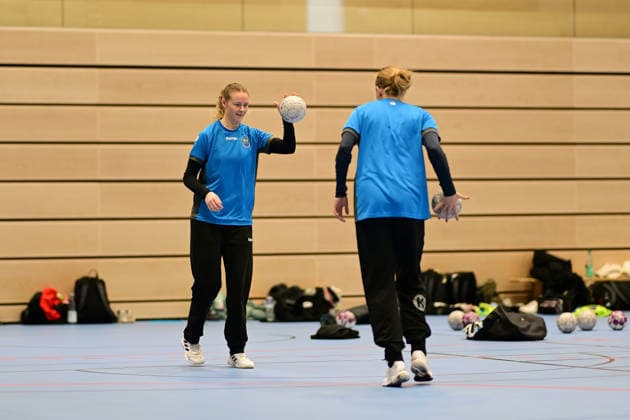Handball I Frauen I Saison 2025-2026 I 1. HBF I Buxtehuder SV I Trainervorstellung I 08.12.2025 Vorstellung des neuen Trainers beim Buxtehuder SV, Team Buxtehude: Cheftrainer Nicolaj Andersson, Nicolaj Bredekjaer Andersson, Name: Andersson, Nicolaj Bredekjaer, Alter: 37, Nationalität: Dänemark, Däne Hier zu sehen: Annie Linder (20, Buxtehuder Sportverein) Oliwia Kaminska (12, Buxtehuder Sportverein) Buxtehude Halle Nord Niedersachsen Deutschland Copyright: xLobeca FelixxSchlikisx