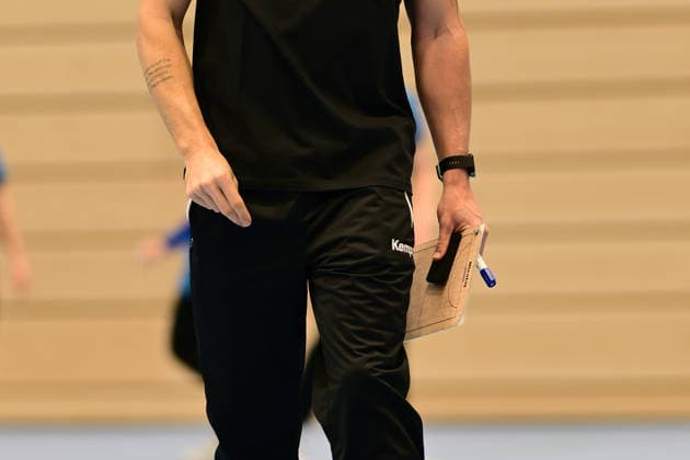 Handball I Frauen I Saison 2025-2026 I 1. HBF I Buxtehuder SV I Trainervorstellung I 08.12.2025 Vorstellung des neuen Trainers beim Buxtehuder SV, Team Buxtehude: Cheftrainer Nicolaj Andersson, Nicolaj Bredekjaer Andersson, Name: Andersson, Nicolaj Bredekjaer, Alter: 37, Nationalität: Dänemark, Däne Hier zu sehen: das erste Coaching von Nicolaj Bredekjaer Andersson (Buxtehuder Sportverein) mit Taktiktafel Buxtehude Halle Nord Niedersachsen Deutschland Copyright: xLobeca FelixxSchlikisx