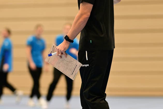 Handball I Frauen I Saison 2025-2026 I 1. HBF I Buxtehuder SV I Trainervorstellung I 08.12.2025 Vorstellung des neuen Trainers beim Buxtehuder SV, Team Buxtehude: Cheftrainer Nicolaj Andersson, Nicolaj Bredekjaer Andersson, Name: Andersson, Nicolaj Bredekjaer, Alter: 37, Nationalität: Dänemark, Däne Hier zu sehen: das erste Coaching von Nicolaj Bredekjaer Andersson (Buxtehuder Sportverein) mit Taktiktafel Buxtehude Halle Nord Niedersachsen Deutschland Copyright: xLobeca FelixxSchlikisx