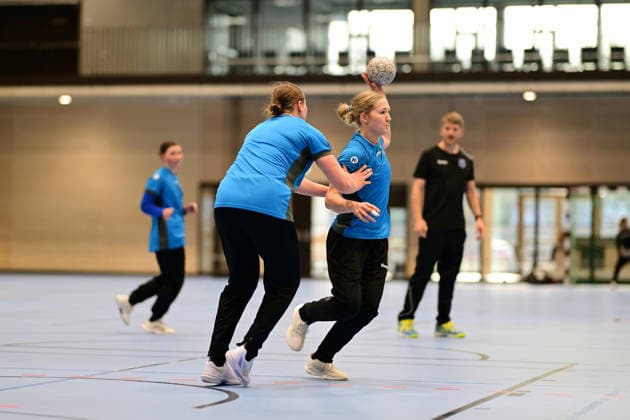 Handball I Frauen I Saison 2025-2026 I 1. HBF I Buxtehuder SV I Trainervorstellung I 08.12.2025 Vorstellung des neuen Trainers beim Buxtehuder SV, Team Buxtehude: Cheftrainer Nicolaj Andersson, Nicolaj Bredekjaer Andersson, Name: Andersson, Nicolaj Bredekjaer, Alter: 37, Nationalität: Dänemark, Däne Hier zu sehen: Linn Lück gegen Johanna Andresen Buxtehude Halle Nord Niedersachsen Deutschland Copyright: xLobeca FelixxSchlikisx