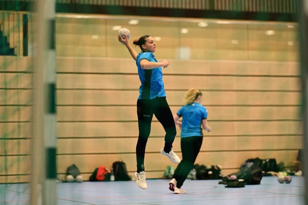 Handball I Frauen I Saison 2025-2026 I 1. HBF I Buxtehuder SV I Trainervorstellung I 08.12.2025 Vorstellung des neuen Trainers beim Buxtehuder SV, Team Buxtehude: Cheftrainer Nicolaj Andersson, Nicolaj Bredekjaer Andersson, Name: Andersson, Nicolaj Bredekjaer, Alter: 37, Nationalität: Dänemark, Däne Hier zu sehen: Maj Nielsen (5, Buxtehuder Sportverein) Buxtehude Halle Nord Niedersachsen Deutschland Copyright: xLobeca FelixxSchlikisx