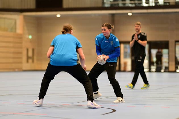 Handball I Frauen I Saison 2025-2026 I 1. HBF I Buxtehuder SV I Trainervorstellung I 08.12.2025 Vorstellung des neuen Trainers beim Buxtehuder SV, Team Buxtehude: Cheftrainer Nicolaj Andersson, Nicolaj Bredekjaer Andersson, Name: Andersson, Nicolaj Bredekjaer, Alter: 37, Nationalität: Dänemark, Däne Hier zu sehen: Linn Lück gegen Anika Hampel (10, Buxtehuder Sportverein) Buxtehude Halle Nord Niedersachsen Deutschland Copyright: xLobeca FelixxSchlikisx