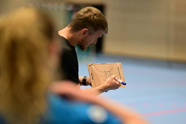 Handball I Frauen I Saison 2025-2026 I 1. HBF I Buxtehuder SV I Trainervorstellung I 08.12.2025 Hier zu sehen: das erste Coaching von Nicolaj Bredekjaer Andersson (Buxtehuder Sportverein) mit TaktiktafelVorstellung des neuen Trainers beim Buxtehuder SV, Team Buxtehude: Cheftrainer Nicolaj Andersson, Nicolaj Bredekjaer Andersson, Name: Andersson, Nicolaj Bredekjaer, Alter: 37, Nationalität: Dänemark, Däne Hier zu sehen: Buxtehude Halle Nord Niedersachsen Deutschland Copyright: xLobeca FelixxSchlikisx