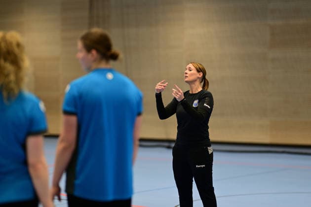 Handball I Frauen I Saison 2025-2026 I 1. HBF I Buxtehuder SV I Trainervorstellung I 08.12.2025 Debbie Klijn (Buxtehuder Sportverein) bei der Vorstellung des neuen Trainers beim Buxtehuder SV, Team Buxtehude: Cheftrainer Nicolaj Andersson, Nicolaj Bredekjaer Andersson, Name: Andersson, Nicolaj Bredekjaer, Alter: 37, Nationalität: Dänemark, Däne Buxtehude Halle Nord Niedersachsen Deutschland Copyright: xLobeca FelixxSchlikisx