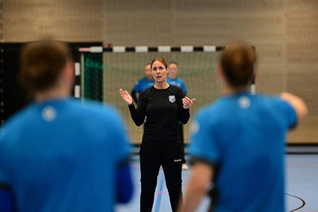 Handball I Frauen I Saison 2025-2026 I 1. HBF I Buxtehuder SV I Trainervorstellung I 08.12.2025 Vorstellung des neuen Trainers beim Buxtehuder SV, Team Buxtehude: Cheftrainer Nicolaj Andersson, Nicolaj Bredekjaer Andersson, Name: Andersson, Nicolaj Bredekjaer, Alter: 37, Nationalität: Dänemark, Däne Hier zu sehen: Debbie Klijn (Buxtehuder Sportverein) Buxtehude Halle Nord Niedersachsen Deutschland Copyright: xLobeca FelixxSchlikisx