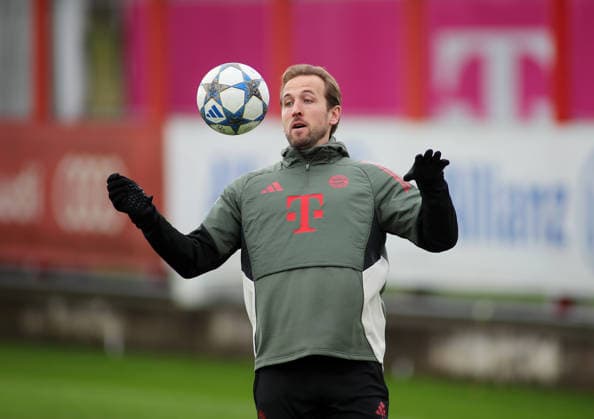 Fussball, Herren, Champions League, Saison 2025 2026, FC Bayern München, Abschlusstraining Harry Kane (FC Bayern München) nimmt einen Ball mit der Brust an, Blick auf den Ball