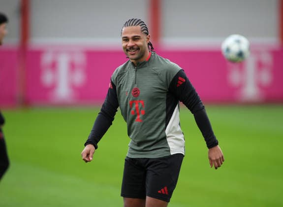 Fussball, Herren, Champions League, Saison 2025 2026, FC Bayern München, Abschlusstraining Serge Gnabry (FC Bayern München) Kopf, Oberkörper, lächeln, lächelnd, grinsen