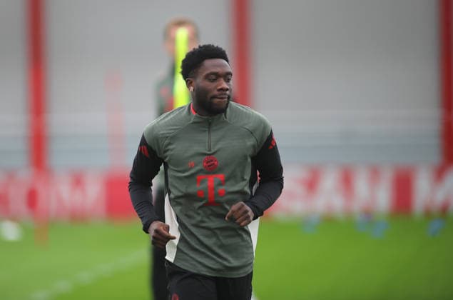 Fussball, Herren, Champions League, Saison 2025 2026, FC Bayern München, Abschlusstraining Alphonso Davies (FC Bayern München) beim Laufen, Kopf, Oberkörper