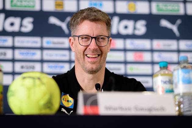 Handball, Frauen WM, Deutschland - Pressekonferenz Trainer Markus Gaugisch (Deutschland) lachend laechelnd gut gelaunt grinst grinsend Dortmund Nordrhein-Westfalen Deutschland
