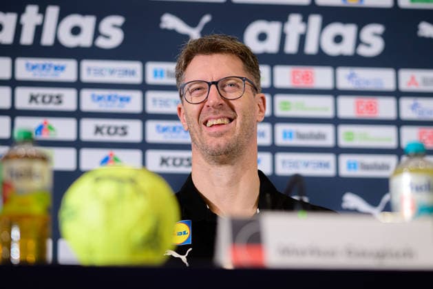 Handball, Frauen WM, Deutschland - Pressekonferenz Trainer Markus Gaugisch (Deutschland) lachend laechelnd gut gelaunt grinst grinsend Dortmund Nordrhein-Westfalen Deutschland *** Handball, Womens World Championship, Germany Press conference Coach Markus Gaugisch Germany laughing smiling good-humored grinning Dortmund North Rhine-Westphalia Germany