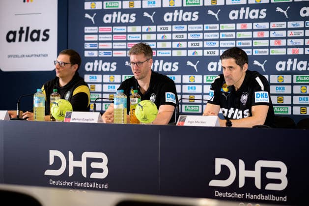 Handball, Frauen WM, Deutschland - Pressekonferenz v.li. Pressesprecher Tobias Krumm, Trainer Markus Gaugisch (Deutschland), DHB Vorstand Ingo Meckes Dortmund Nordrhein-Westfalen Deutschland