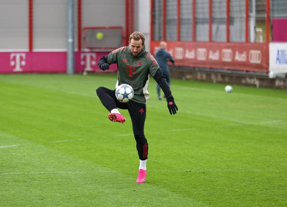 Fussball, Herren, Champions League, Saison 2025 2026, FC Bayern München, Abschlusstraining Harry Kane (FC Bayern München) spielt einen Ball