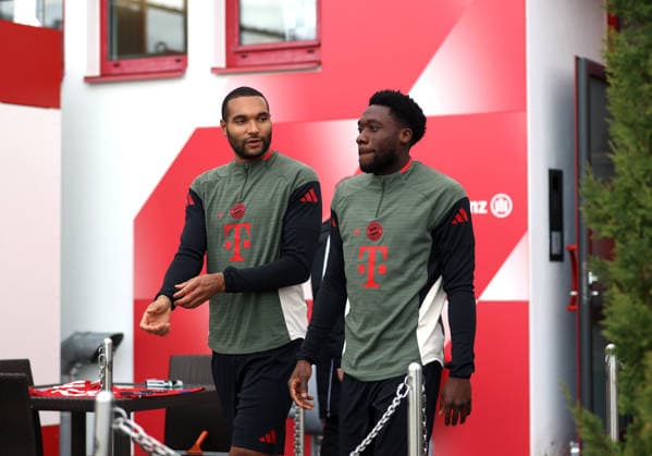 Fussball, Herren, Champions League, Saison 2025 2026, FC Bayern München, Abschlusstraining Jonathan Tah (FC Bayern München) (li.) mit Alphonso Davies (FC Bayern München) (re.) auf dem Weg zum Trainingsplatz