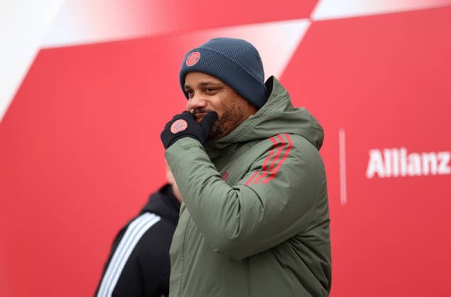Fussball, Herren, Champions League, Saison 2025 2026, FC Bayern München, Abschlusstraining Vincent Kompany, Trainer (FC Bayern München) auf dem Weg zum Trainingsplatz, Hand am Mund, Geste, nachdenken
