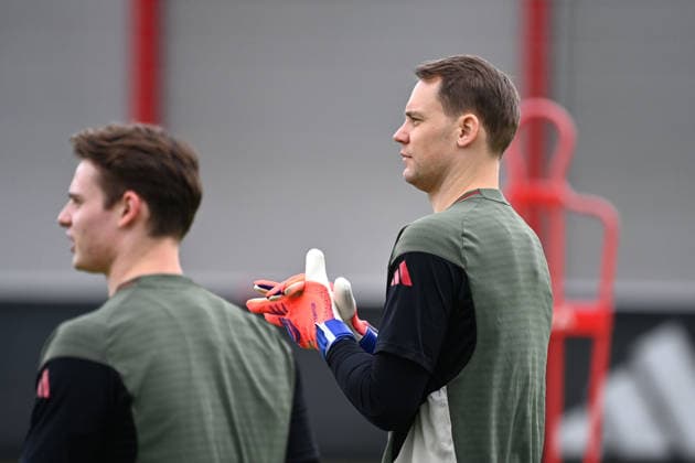Manuel NEUER (Torwart Bayern Muenchen). vorne:Torwart Jonas URBIG (Bayern Muenchen). Abschlusstraining am 08.12.2025 Fussball Champions League,Saison 2025 26, Ligaphase FC Bayern Muenchen - Sporting CP am 09.12..2025.