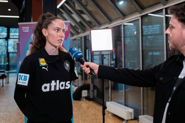 Handball, Frauen WM, Deutschland - Pressekonferenz Torhueterin Sarah Wachter (Deutschland) im ARD Interview Dortmund Nordrhein-Westfalen Deutschland